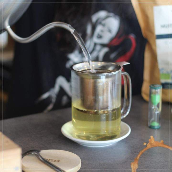 Une large sélection de thés verts et de thés noirs.